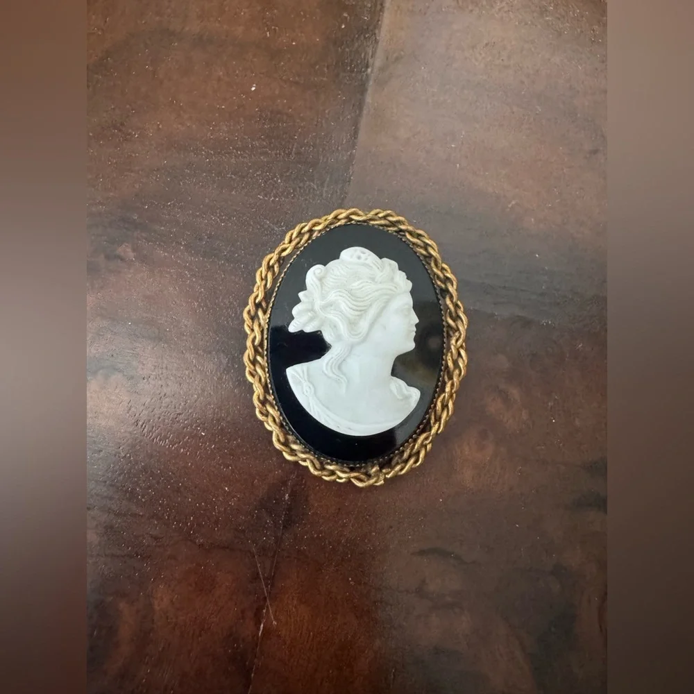 Vintage cameo brooch - Picture 2 of 7